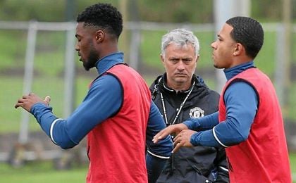 Mourinho se muestra estricto en su nueva etapa en el banquillo de Old Trafford. Mourinho se muestra estricto en su nueva etapa en el banquillo de Old Trafford.