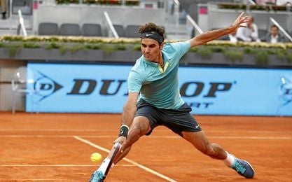 Roger Federer devuelve una bola baja. Roger Federer devuelve una bola baja.