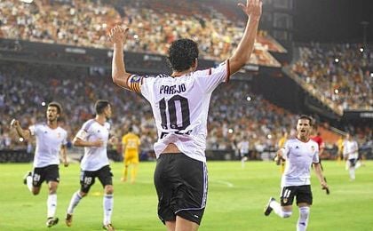 El valencianista Dani Parejo medita sobre su futuro, habiendo sido tentado por el Sevilla. El valencianista Dani Parejo medita sobre su futuro, habiendo sido tentado por el Sevilla.