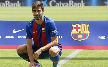 André Gomes posando durante su presentación como jugador del Barcelona. André Gomes posando durante su presentación como jugador del Barcelona.