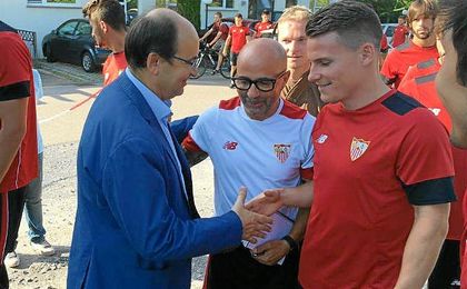 Castro y Gameiro se estrechan la mano ante la atenta mirada de Sampaoli. Castro y Gameiro se estrechan la mano ante la atenta mirada de Sampaoli.