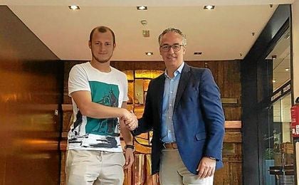 El ucraniano Roman Zozulya posando junto a Miguel Torrecilla. El ucraniano Roman Zozulya posando junto a Miguel Torrecilla.