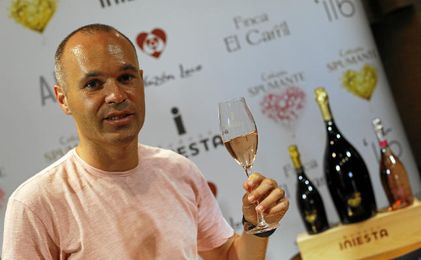 Iniesta no se olvida del Albacete en su rueda de prensa. Iniesta no se olvida del Albacete en su rueda de prensa.