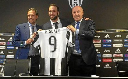 El ´Pipita´ posando con su nueva camiseta. El ´Pipita´ posando con su nueva camiseta.