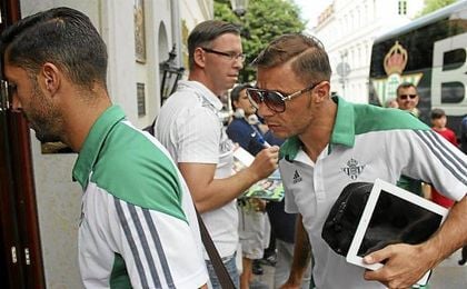 Joaquín llegando junto a Cejudo a la ciudad de Dresde. Joaquín llegando junto a Cejudo a la ciudad de Dresde.