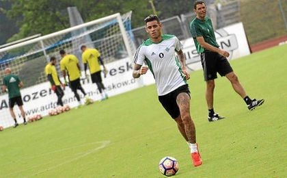 Tonny Sanabria entrenándose bajo la supervisión de Gustavo Poyet. Tonny Sanabria entrenándose bajo la supervisión de Gustavo Poyet.