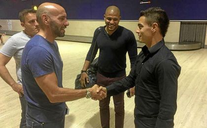 Monchi estrecha la mano de Ben Yedder en el aeropuerto. Monchi estrecha la mano de Ben Yedder en el aeropuerto.