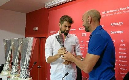 Monchi hace entrega a Coke de una réplica de la tercera Europa League ganada por el Sevilla. Monchi hace entrega a Coke de una réplica de la tercera Europa League ganada por el Sevilla.