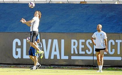 Orban remata de cabeza en un entrenamiento. Orban remata de cabeza en un entrenamiento.
