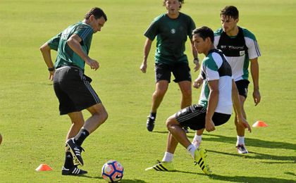 El conjunto verdiblanco progresa a las órdenes de Poyet. El conjunto verdiblanco progresa a las órdenes de Poyet.