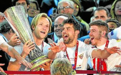 Reyes, Rakitic, Coke y Alberto Moreno, con la Europa League 13/14. Reyes, Rakitic, Coke y Alberto Moreno, con la Europa League 13/14.