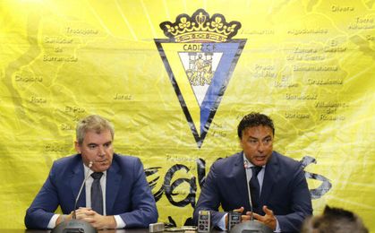 Rueda de prensa del Cádiz para anunciar el acuerdo entre Vizcaíno y Pina Rueda de prensa del Cádiz para anunciar el acuerdo entre Vizcaíno y Pina