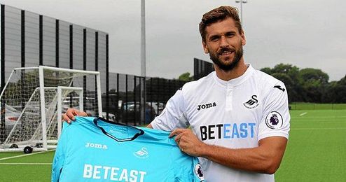 Llorente ya posa con la camiseta del Swansea. Llorente ya posa con la camiseta del Swansea.