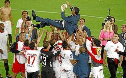 Antonio Álvarez, manteado por su jugadores tras conseguir la Copa de 2010. Antonio Álvarez, manteado por su jugadores tras conseguir la Copa de 2010.