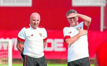 Jorge Sampaoli y Juanma Lillo, durante un entrenamiento de pretemporada del Sevilla F.C. Jorge Sampaoli y Juanma Lillo, durante un entrenamiento de pretemporada del Sevilla F.C.