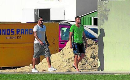 El peruano, con Xavi Torres, en la ciudad deportiva. El peruano, con Xavi Torres, en la ciudad deportiva.