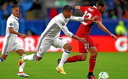 Franco Vázquez conduce el balón ante la presión de Casemiro. Franco Vázquez conduce el balón ante la presión de Casemiro.