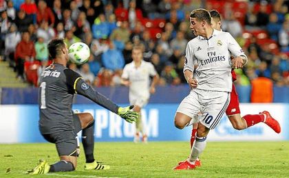 Sergio Rico desbarata una ocasión de James. Sergio Rico desbarata una ocasión de James.