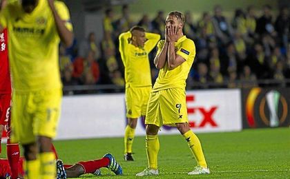 Soldado se lamenta por una ocasión fallada la temporada pasada. Soldado se lamenta por una ocasión fallada la temporada pasada.