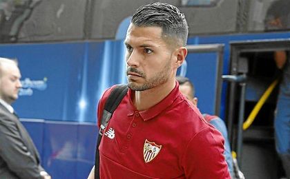 Vitolo ha recibido varias ofertas este verano pero las ha rechazado para continuar en el Sevilla. Vitolo ha recibido varias ofertas este verano pero las ha rechazado para continuar en el Sevilla.