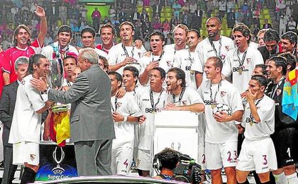 El Sevilla levanta la Supercopa de Europa de la 06/07 tras ganarle al Barça por 3-0. El Sevilla levanta la Supercopa de Europa de la 06/07 tras ganarle al Barça por 3-0.