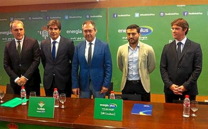 Fernando Moral, Ángel Haro, Juan Espadas, Sergio Martín y David Guevara este miércoles en San Pablo. Fernando Moral, Ángel Haro, Juan Espadas, Sergio Martín y David Guevara este miércoles en San Pablo.