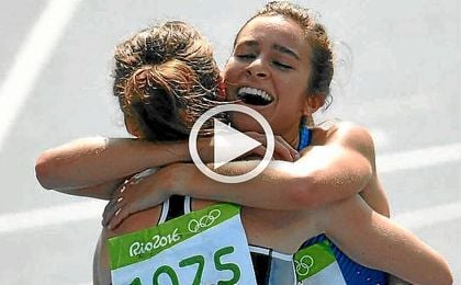 Abbey D´Agostino y Nikki Hamblin se abrazan tras finalizar la prueba de 5.000 m. Abbey D´Agostino y Nikki Hamblin se abrazan tras finalizar la prueba de 5.000 m.