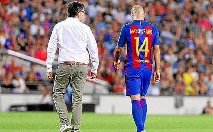 Mascherano deja el partido ante el Sevilla lesionado Mascherano deja el partido ante el Sevilla lesionado