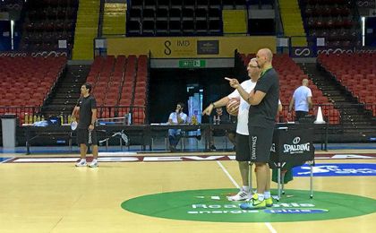 Zan Tabak dirigiendo el entrenamiento. Zan Tabak dirigiendo el entrenamiento.