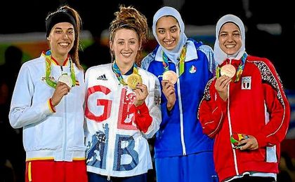 Eva Calvo, a la izquierda, con su medalla de plata. Eva Calvo, a la izquierda, con su medalla de plata.