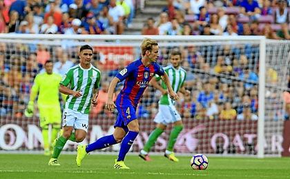 Rakitic conduce el balón ante la presión de Felipe Gutiérrez. Rakitic conduce el balón ante la presión de Felipe Gutiérrez.