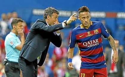Neymar habla con Luis Enrique durante un partido. Neymar habla con Luis Enrique durante un partido.