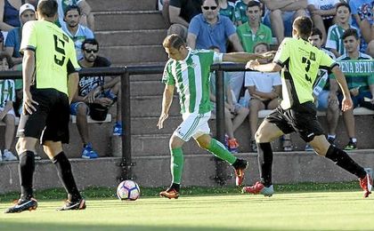 Joaquín, con el brazalete de capitán, durante el amistoso de esta pretemporada frente al CD El Palo. Joaquín, con el brazalete de capitán, durante el amistoso de esta pretemporada frente al CD El Palo.
