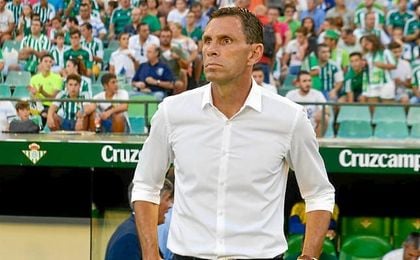El charrúa ha debutado como entrenador del Betis en el Villamarín. El charrúa ha debutado como entrenador del Betis en el Villamarín.