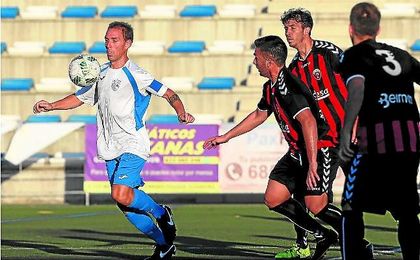El panadero Gonzalo controla una pelota ante la presión de los jugadores del Cabecense. El panadero Gonzalo controla una pelota ante la presión de los jugadores del Cabecense.