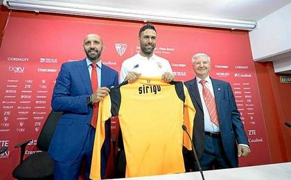 Monchi, junto a Sirigu y Gabriel Ramos, en la presentación. Monchi, junto a Sirigu y Gabriel Ramos, en la presentación.