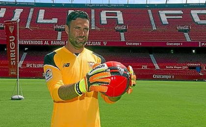 Sirigu posa con la camiseta del Sevilla en el Sánchez Pizjuán. Sirigu posa con la camiseta del Sevilla en el Sánchez Pizjuán.