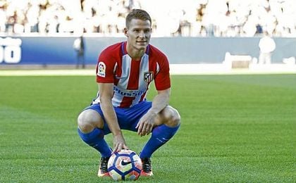 Gameiro, durante su presentación con el Atlético de Madrid. Gameiro, durante su presentación con el Atlético de Madrid.