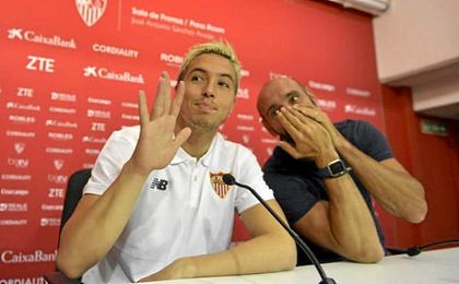Monchi, en sala de prensa junto a Nasri. Monchi, en sala de prensa junto a Nasri.