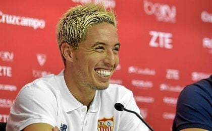 Nasri, sonriente en su presentación. Nasri, sonriente en su presentación.