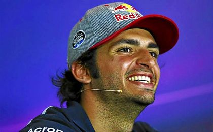 Carlos Sainz, atendiendo a los medios. Carlos Sainz, atendiendo a los medios.