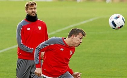 Ni Konoplyanka ni Llorente respondieron a las expectativas generadas. Ni Konoplyanka ni Llorente respondieron a las expectativas generadas.