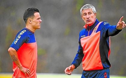 Quique Setién da instrucciones a Roque Mesa, por el que el Sevilla ha suspirado todo el verano. Quique Setién da instrucciones a Roque Mesa, por el que el Sevilla ha suspirado todo el verano.