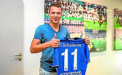 Konoplyanka posa con la camiseta del Schalke, con el que firmó en el ocaso del mercado. Konoplyanka posa con la camiseta del Schalke, con el que firmó en el ocaso del mercado.