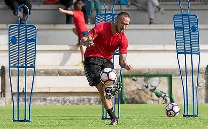 Didier Digard, jugador francés fichado ayer por Osasuna, durante un entrenamiento. Didier Digard, jugador francés fichado ayer por Osasuna, durante un entrenamiento.