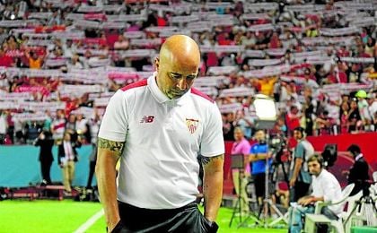 Jorge sampaoli se enfrenta a un mes tan duro como importante al frente del equipo nervionense. Jorge sampaoli se enfrenta a un mes tan duro como importante al frente del equipo nervionense.