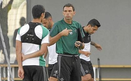 Poyet y Mandi hablan al inicio del entrenamiento de hoy. Poyet y Mandi hablan al inicio del entrenamiento de hoy.