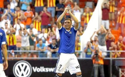 En la imagen, Joaquín saluda a la afición valencianista en su regreso a Mestalla el pasado curso. En la imagen, Joaquín saluda a la afición valencianista en su regreso a Mestalla el pasado curso.