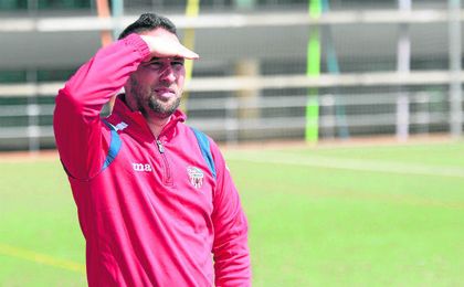 Nuevo refuerzo para Alfonso Loazano, el mister cerreño. Nuevo refuerzo para Alfonso Loazano, el mister cerreño.