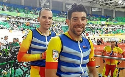 Ignacio Ávila y Joan Font preparados en la bici. Ignacio Ávila y Joan Font preparados en la bici.